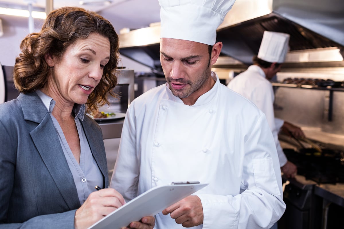Encargado de restaurante revisando ingredientes, cantidades y costos para calcular el food cost de un platillo